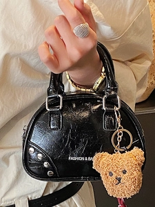 Sac à main noir tendance avec rivets argentés et pendentif ours en peluche