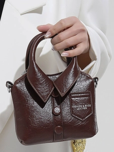 Sac à main original marron foncé en forme de chemise avec texture cuir et col minimaliste