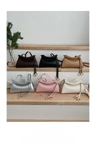 Détail de six sacs à main trapèze minimalistes avec breloques anneau métallique en couleurs