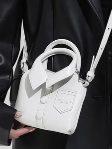 Sac à main blanc à la mode en forme de chemise avec bandoulière et boutons décoratifs