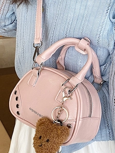 Sac à main riveté rose pâle avec breloque ours brun et fermeture éclair pour femmes