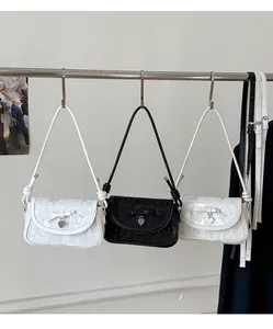 Détails de sacs sous les bras à fleurs blanches et pois noirs avec nœuds élégants