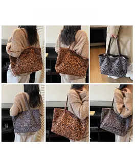 Détail du sac cabas en toile à imprimé léopard avec des anses en cuir de qualité