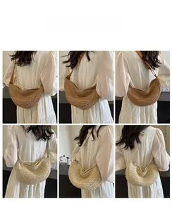 Dettagli della borsa a tracolla in paglia intrecciata a mano in kaki e beige