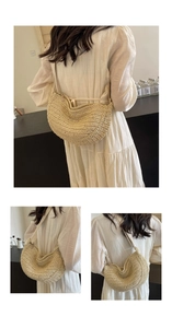 Dettaglio di una borsa a tracolla in paglia intrecciata beige con design a mezza luna