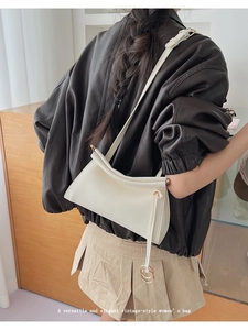 Vue détaillée du sac à bandoulière en cuir blanc avec ornement chic en anneau doré