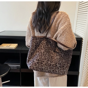 Grand sac cabas à imprimé léopard avec bandoulières en cuir porté à l'épaule
