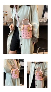 Sac seau rose cylindrique avec motif ours, poignée en foulard et pendentif coeur