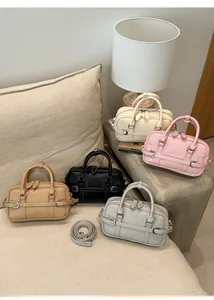 Collection de mini sacs Boston rétro en cuir en cinq couleurs avec bandoulières réglables