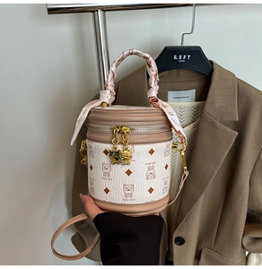 Détail du sac seau blanc avec imprimé ours, poignée en foulard et breloques ours dorées