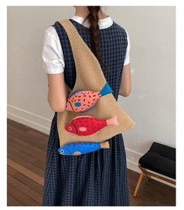 Détail du sac à bandoulière en tricot kaki avec décorations de poissons 3D colorées