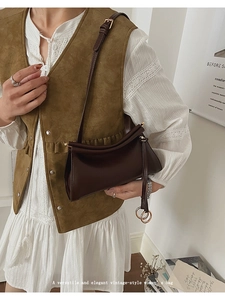 Vue macro du sac porté épaule en cuir marron vintage avec fermoir et détails de sangle