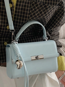 Modische hellblaue quadratische Lederhandtasche mit Herzanhänger und Metall-Drehverschluss