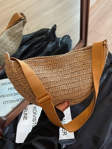 Borsa a tracolla a mezzaluna in paglia intrecciata marrone con spallina regolabile