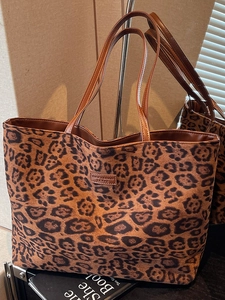 Grand sac cabas léopard élégant avec poignées en cuir marron et patch de marque