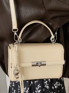 Schicke beige Handtasche aus Leder mit silbernem Drehverschluss und modischem Seilknoten