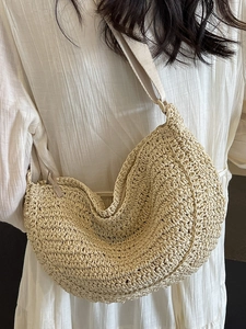 Borsa a tracolla intrecciata beige a mezzaluna con trama minimalista in paglia