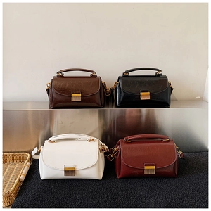 Vue détaillée de petits sacs carrés rétro en marron foncé, noir, blanc et rouge bordeaux