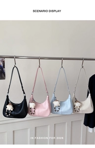 Détails de quatre sacs hobo colorés avec des breloques en peluche et perles en bois