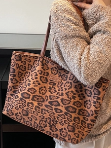Sac fourre-tout tendance à imprimé léopard avec anses en cuir marron sur un modèle