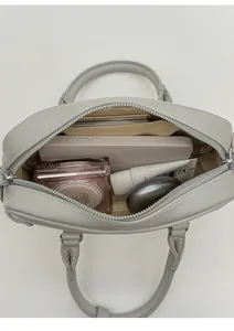 Vue de dessus du petit sac Boston gris montrant l'espace de rangement quotidien