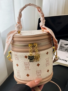 Sac Seau pour Femmes Motif Ours Mignon Sac à Main Cylindrique en Cuir PU Avec Poignée Foulard Pendentif Ours Sac à Bandoulière