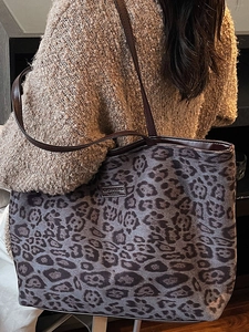Grand sac cabas tendance à imprimé léopard avec anses en cuir et design automnal chic