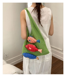 Vue détaillée du sac à bandoulière tressé vert herbe avec poissons en peluche 3D colorés