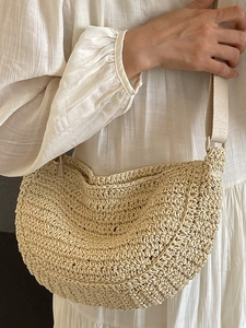 Borsa a tracolla in paglia beige a mezzaluna per la spiaggia e le vacanze estive