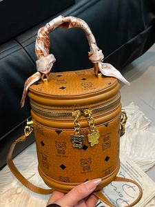 Sac seau cylindrique marron avec motif d'ours et poignée ornée d'un foulard