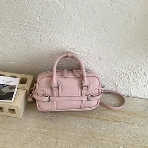 Détail du sac Boston rose rétro avec boucles argentées et fermeture à glissière double