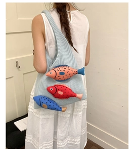 Détail du sac cabas en tricot bleu clair avec trois décorations de poissons en 3D