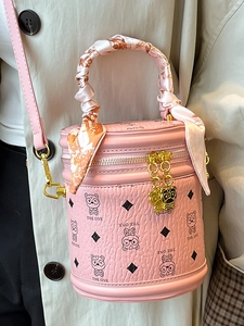 Sac seau rose cylindrique avec motif d'ours mignon et foulard en soie décoratif