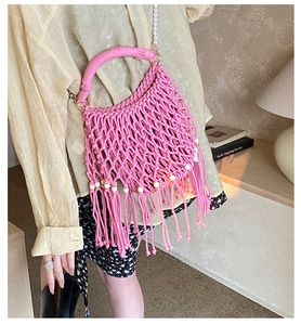 Borsa intrecciata boho rosa con lunghe nappe, perline in legno e tracolla di perle