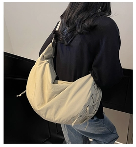 Détail du grand sac croissant en nylon avec cordons de serrage croisés décoratifs