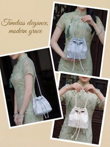 Détail du sac seau brodé avec fermeture à cordon et décoration de nœud élégante