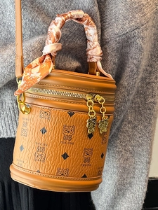 Sac seau cylindrique en cuir marron avec imprimé ours et poignée en foulard fleuri