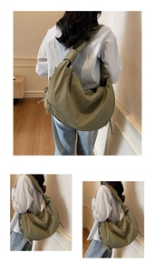 Détail du sac à bandoulière vert olive avec texture en nylon imperméable et cordon de serrage
