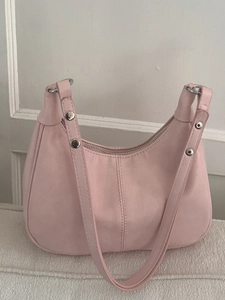 Sac à bandoulière demi-lune rose pâle en similicuir avec détails en métal argenté