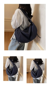 Détail du sac dumpling en nylon bleu marine avec cordon latéral et grande capacité