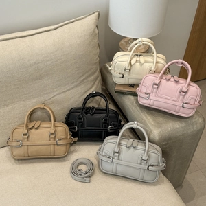Détail de cinq sacs Boston en beige rose marron noir et gris avec bandoulières assorties