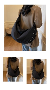 Détails macro du sac croissant noir avec cordons de serrage latéraux et finition en nylon