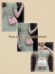 Vues détaillées de sacs seau à cordon brodés rose et blanc avec texture florale
