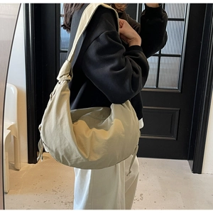 Selfie miroir montrant le grand sac croissant en toile beige avec bandoulière large