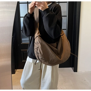 Selfie miroir montrant le sac besace croissant marron café avec détails de sangles