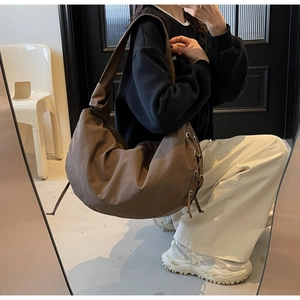 Détail du sac hobo avec œillet métallique et cordon de serrage sur le côté