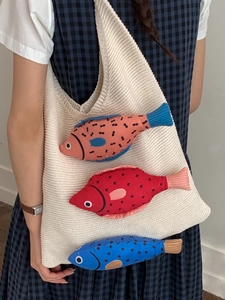 Sac fourre-tout en tricot crème avec pendentifs poissons 3D colorés pour le style chic