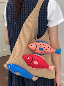 Grand sac cabas en tricot beige orné de pendentifs poissons colorés style décontracté