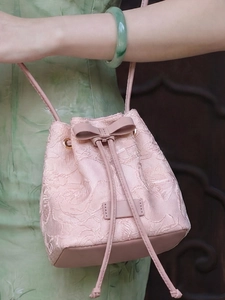 Sac seau rose brodé en jacquard floral avec nœud pour un style élégant et féminin