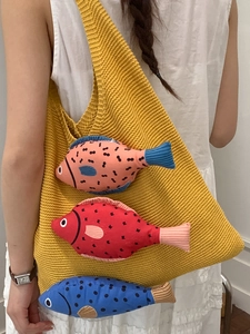 Sac fourre-tout tissé jaune pour femmes avec décorations de poissons en tissu colorés